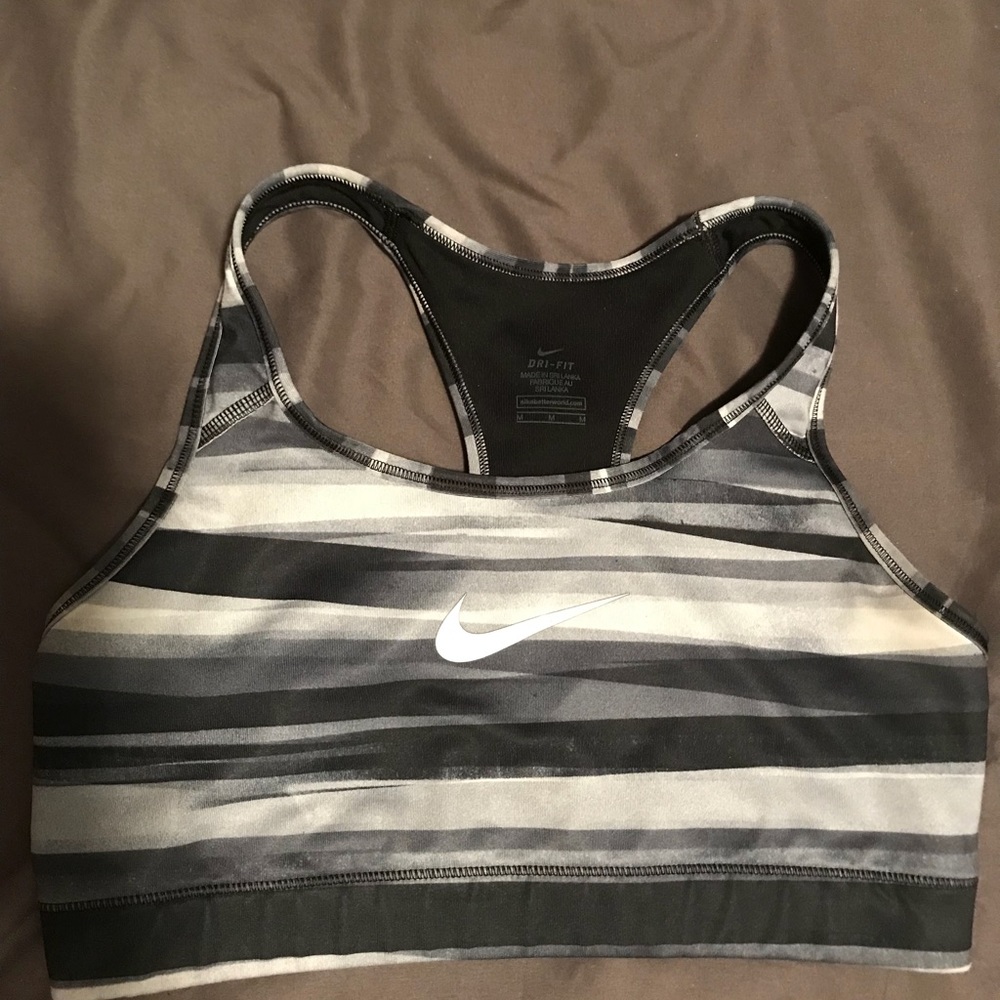 Nike dryfit sports bra. EUC. Size MD